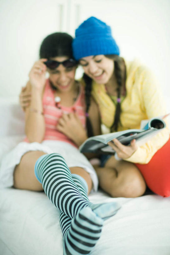 西方人,两个人,伙伴,朋友,躺,笑,微笑,露齿笑,竖图,室内,特写,白天,正面,看书,阅读,友谊,床,靠垫,帽子,书籍,欧洲,欧洲人,学习,服装,墨镜,眼镜,墙,床单,靠枕,拿,拿着,注视,休闲装,礼帽,被子,墙壁,墙面,衣服,蓝色,太阳镜,太阳眼镜,书本,垫子,枕头,观察,看,靠,休闲,休闲服,遮阳镜,读书,浏览,服饰,单人床,观看,察看,被单,关注,卧着,友情,年轻女性,女人,女性,白种人,书,图书,躺着,卧,半身,彩图