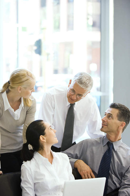 西方人,四个人,同事,商务人士,商务男性,家,站,笑,微笑,露齿笑,竖图,室内,白天,正面,衬衫,成功,合作,团队,集体,信心,电脑,笔记本电脑,窗户,落地窗,门,椅子,欧洲,欧洲人,套装,房屋,木椅,屋子,拿,拿着,队伍,楼房,玻璃窗,住宅,门框,低头,站着,操作,领导,成就,商务装,合伙,领袖,便携式电脑,工薪阶层,平板电脑,男人,男性,年轻男性,年轻女性,女人,女性,白种人,白领,上班族,半身,彩图,衬衣,房子