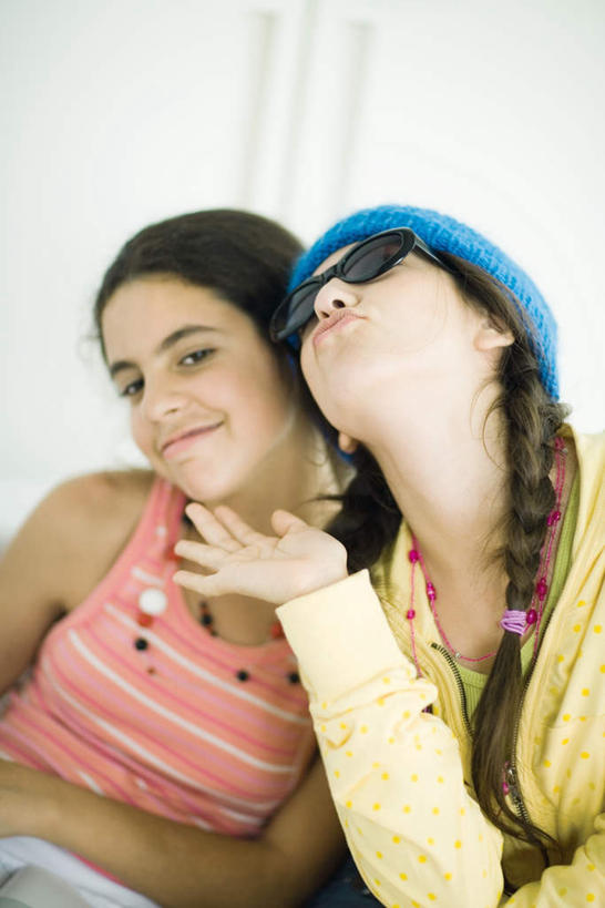 西方人,两个人,伙伴,朋友,笑,微笑,露齿笑,竖图,室内,白天,正面,看书,阅读,友谊,靠垫,帽子,书籍,欧洲,欧洲人,学习,服装,墨镜,眼镜,墙,靠枕,拿,拿着,休闲装,礼帽,墙壁,墙面,一个,衣服,蓝色,太阳镜,太阳眼镜,书本,垫子,枕头,嘟嘴,看,休闲,休闲服,撅嘴,遮阳镜,读书,浏览,服饰,单个,友情,年轻女性,女人,女性,白种人,书,图书,半身,彩图