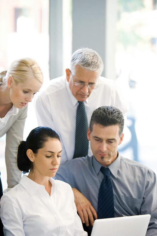 西方人,四个人,同事,商务人士,商务男性,家,站,竖图,室内,白天,正面,衬衫,成功,合作,团队,集体,信心,电脑,笔记本电脑,窗户,落地窗,欧洲,欧洲人,套装,房屋,屋子,拿,拿着,队伍,楼房,玻璃窗,住宅,低头,站着,一台,操作,领导,成就,商务装,合伙,领袖,便携式电脑,工薪阶层,平板电脑,男人,男性,年轻男性,年轻女性,女人,女性,白种人,白领,上班族,半身,彩图,衬衣,房子