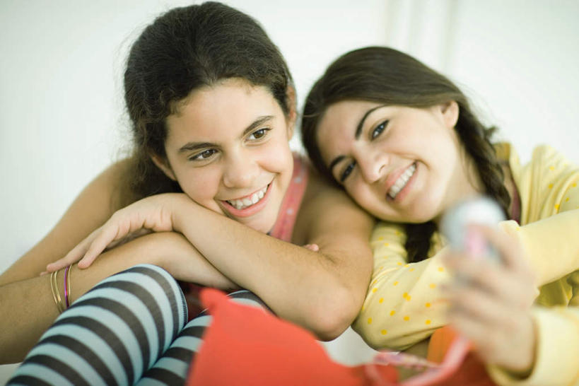 西方人,两个人,伙伴,朋友,坐,笑,微笑,露齿笑,横图,室内,白天,正面,友谊,靠垫,欧洲,欧洲人,握,服装,墙,靠枕,拿,拿着,注视,休闲装,墙壁,墙面,衣服,垫子,遥控器,枕头,观察,看,靠,休闲,休闲服,握着,服饰,观看,察看,关注,友情,年轻女性,女人,女性,白种人,坐着,半身,彩图