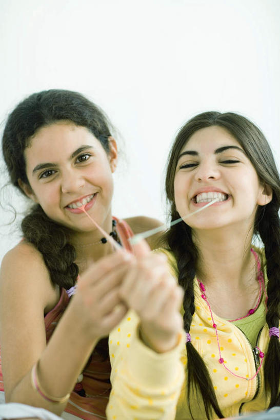 西方人,两个人,伙伴,朋友,站,笑,微笑,露齿笑,竖图,室内,白天,正面,友谊,欧洲,欧洲人,服装,墙,糖,休闲装,挂件,墙壁,墙面,衣服,首饰,站着,休闲,休闲服,服饰,扯,口香糖,友情,年轻女性,女人,女性,白种人,半身,彩图