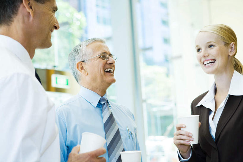 西方人,三个人,同事,商务人士,商务男性,商务女性,站,笑,微笑,露齿笑,横图,室内,白天,正面,衬衫,成功,合作,团队,集体,信心,窗户,落地窗,杯子,欧洲,欧洲人,套装,拿,拿着,注视,队伍,玻璃窗,水杯,低头,观察,看,站着,观看,察看,领导,成就,关注,商务装,合伙,领袖,工薪阶层,男人,男性,年轻男性,年轻女性,女人,女性,中年男性,白种人,白领,上班族,茶杯,站立,半身,彩图,衬衣