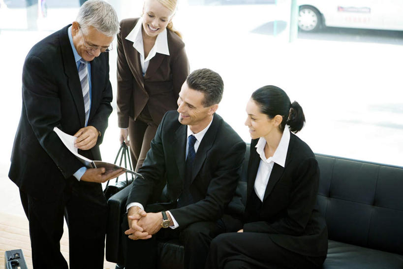 西方人,四个人,同事,商务人士,商务男性,站,笑,微笑,露齿笑,横图,俯视,室内,白天,衬衫,成功,合作,团队,集体,信心,窗户,落地窗,沙发,汽车,欧洲,欧洲人,一辆,套装,材料,档案,文件,墙,注视,队伍,玻璃窗,相视,墙壁,墙面,车,资料,交通工具,轿车,观察,看,站着,面对面,观看,对视,察看,领导,成就,关注,文档,相对,商务装,合伙,领袖,工薪阶层,相看,老年男性,男人,男性,年轻男性,年轻女性,女人,女性,白种人,白领,上班族,站立,半身,彩图,高角度拍摄,衬衣,皮沙发