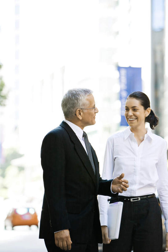 西方人,两个人,商务人士,商务男性,商务女性,站,笑,说,微笑,露齿笑,竖图,室内,白天,正面,衬衫,讨论,窗户,楼梯,落地窗,门,汽车,欧洲,欧洲人,许多,套装,阶梯,墙,注视,玻璃窗,相视,墙壁,墙面,台阶,车,门框,交通工具,轿车,观察,看,站着,面对面,介绍,观看,对视,察看,关注,相对,商务装,工薪阶层,相看,交流,老年男性,男人,男性,年轻女性,女人,女性,白种人,白领,上班族,沟通,讲话,交谈,商讨,说话,谈话,站立,半身,彩图,衬衣