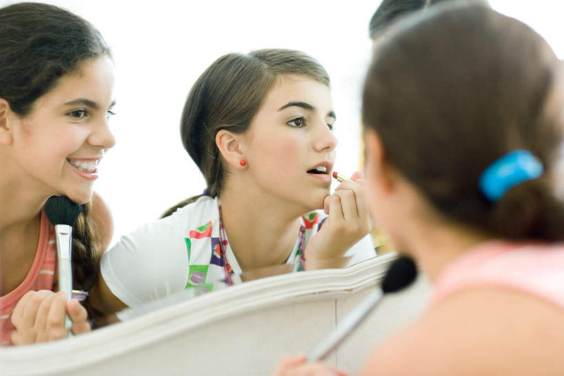 西方人,三个人,伙伴,朋友,站,笑,微笑,露齿笑,横图,室内,白天,友谊,镜子,欧洲,欧洲人,服装,墙,涂抹,注视,休闲装,墙面,背面,衣服,口红,嘟嘴,观察,看,站着,休闲,休闲服,撅嘴,服饰,观看,镜像,察看,镜面,关注,壁,友情,男人,男性,年轻男性,年轻女性,女人,女性,白种人,站立,半身,彩图