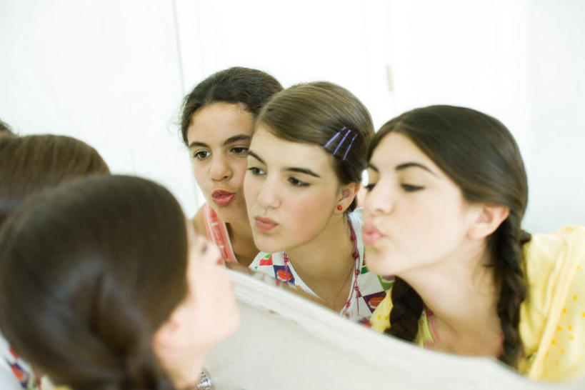 西方人,三个人,伙伴,朋友,站,笑,微笑,露齿笑,横图,室内,白天,正面,友谊,镜子,欧洲,欧洲人,一排,服装,墙,注视,休闲装,墙壁,墙面,排列,衣服,嘟嘴,观察,看,站着,转头,休闲,休闲服,撅嘴,服饰,观看,镜像,察看,镜面,队列,关注,友情,男人,男性,年轻男性,年轻女性,女人,女性,白种人,站立,半身,彩图