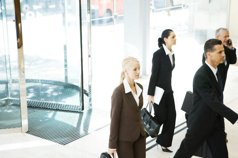 西方人,四个人,同事,商务人士,商务男性,站,笑,微笑,露齿笑,横图,俯视,室内,白天,衬衫,成功,合作,团队,集体,信心,窗户,落地窗,汽车,欧洲,欧洲人,一辆,许多,套装,包,公文包,墙,注视,队伍,玻璃窗,相视,墙壁,墙面,车,交通工具,轿车,观察,看,站着,面对面,公事包,观看,对视,察看,领导,成就,关注,相对,商务装,合伙,领袖,工薪阶层,相看,男人,男性,年轻男性,年轻女性,女人,女性,白种人,白领,上班族,站立,半身,彩图,高角度拍摄,衬衣,皮沙发