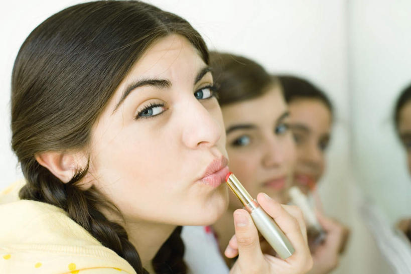 西方人,三个人,伙伴,朋友,站,笑,微笑,横图,室内,白天,正面,友谊,镜子,欧洲,欧洲人,一排,服装,墙,涂抹,注视,休闲装,墙壁,墙面,排列,衣服,口红,嘟嘴,观察,看,站着,转头,休闲,休闲服,撅嘴,服饰,观看,镜像,察看,镜面,队列,关注,友情,男人,男性,年轻男性,年轻女性,女人,女性,白种人,站立,半身,彩图