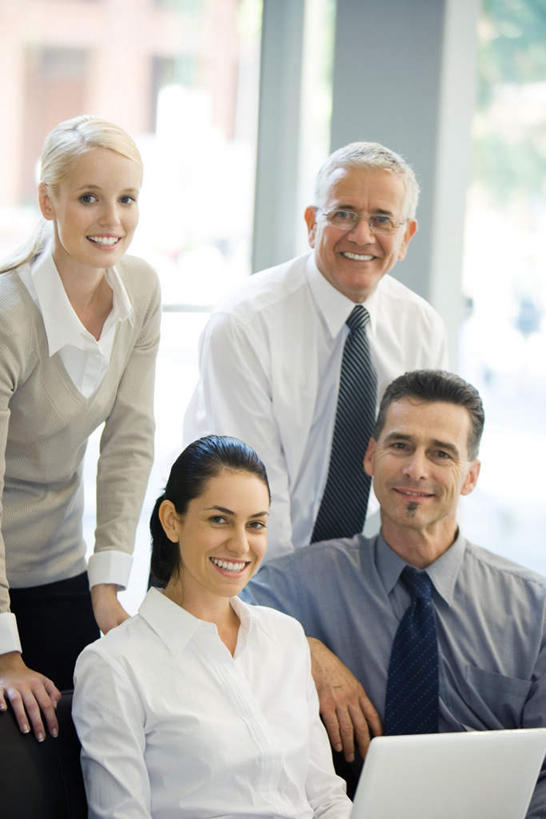 西方人,四个人,同事,商务人士,商务男性,站,笑,微笑,露齿笑,竖图,室内,白天,正面,衬衫,成功,合作,团队,集体,信心,窗户,落地窗,欧洲,欧洲人,套装,墙,注视,队伍,玻璃窗,相视,墙壁,墙面,观察,看,站着,面对面,观看,对视,察看,操作,领导,成就,关注,相对,商务装,合伙,领袖,工薪阶层,相看,男人,男性,年轻男性,年轻女性,女人,女性,白种人,白领,上班族,站立,半身,彩图,衬衣