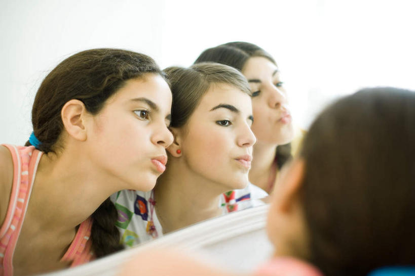 西方人,三个人,伙伴,朋友,站,笑,微笑,露齿笑,横图,室内,白天,正面,友谊,镜子,欧洲,欧洲人,一排,服装,墙,注视,休闲装,墙壁,墙面,排列,衣服,观察,看,站着,休闲,休闲服,服饰,观看,镜像,察看,镜面,队列,关注,友情,男人,男性,年轻男性,年轻女性,女人,女性,白种人,站立,半身,彩图