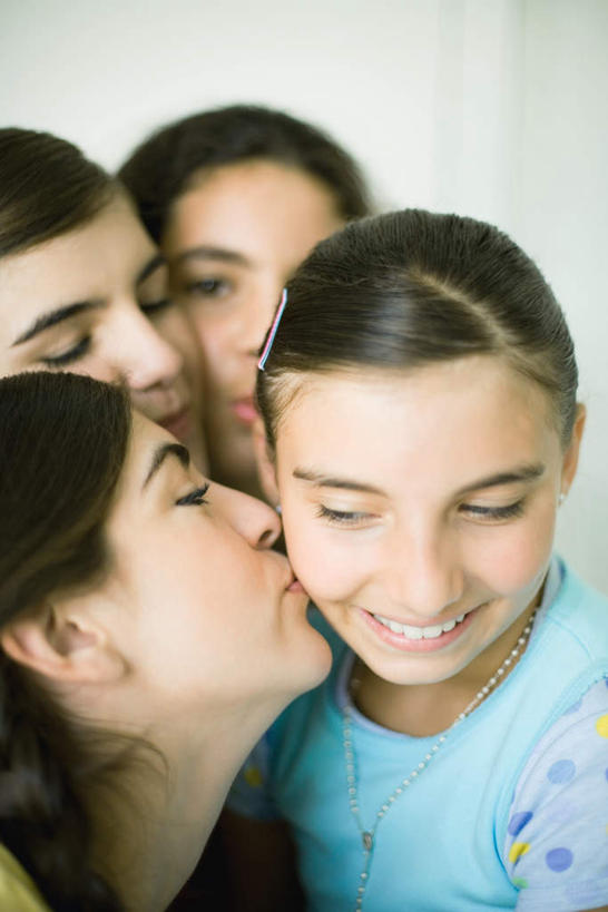 西方人,四个人,伙伴,朋友,站,闭眼,笑,吻,微笑,露齿笑,竖图,室内,白天,正面,友谊,欧洲,欧洲人,服装,墙,休闲装,墙壁,墙面,衣服,嘟嘴,看,靠,站着,休闲,休闲服,撅嘴,服饰,友情,年轻女性,女人,女性,白种人,闭眼睛,闭着眼,闭着眼睛,亲,亲吻,站立,半身,彩图