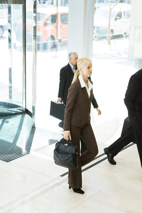 西方人,三个人,同事,商务人士,商务男性,商务女性,站,竖图,俯视,室内,白天,衬衫,成功,合作,团队,集体,信心,窗户,楼梯,门,汽车,欧洲,欧洲人,许多,握,套装,包,公文包,阶梯,拿,拿着,队伍,玻璃窗,台阶,车,两个,门框,交通工具,轿车,站着,握着,公事包,领导,成就,商务装,合伙,领袖,工薪阶层,男人,男性,年轻男性,年轻女性,女人,女性,白种人,白领,上班族,半身,彩图,高角度拍摄,衬衣