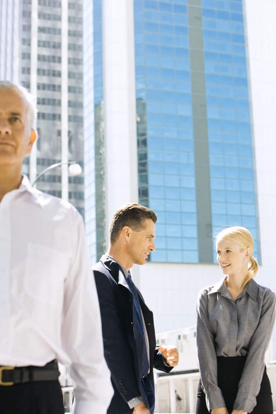 西方人,三个人,同事,商务人士,商务男性,商务女性,高楼大厦,站,笑,双手交叉,微笑,露齿笑,竖图,室外,白天,正面,衬衫,成功,合作,团队,集体,信心,窗户,建筑,摩天大楼,欧洲,欧洲人,套装,队伍,玻璃窗,站着,领导,成就,商务装,合伙,领袖,工薪阶层,男人,男性,年轻男性,年轻女性,女人,女性,白种人,白领,上班族,半身,彩图,衬衣,大楼,高层建筑,高楼,摩天楼