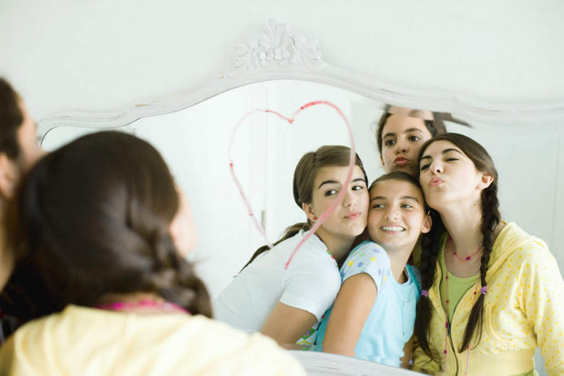 西方人,四个人,伙伴,朋友,站,笑,微笑,露齿笑,横图,室内,白天,正面,友谊,镜子,欧洲,欧洲人,服装,墙,注视,休闲装,墙壁,墙面,衣服,嘟嘴,观察,看,靠,站着,休闲,休闲服,撅嘴,服饰,观看,镜像,察看,镜面,关注,友情,男人,男性,年轻男性,年轻女性,女人,女性,白种人,站立,半身,彩图