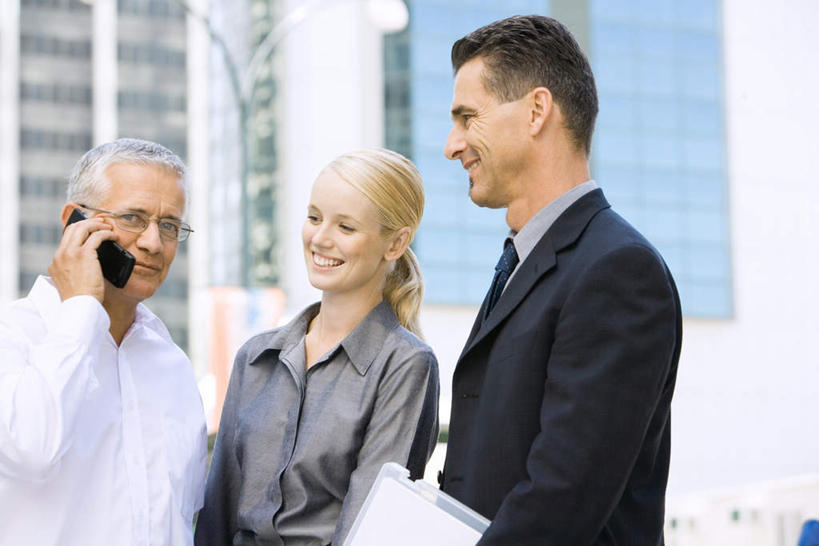 西方人,三个人,同事,商务人士,商务男性,商务女性,高楼大厦,站,笑,打电话,双手交叉,微笑,露齿笑,横图,室外,白天,正面,衬衫,成功,合作,团队,集体,信心,窗户,建筑,摩天大楼,电话,手机,欧洲,欧洲人,握,套装,材料,档案,文件,拿,拿着,队伍,玻璃窗,资料,站着,握着,领导,成就,文档,商务装,合伙,领袖,工薪阶层,男人,男性,年轻男性,年轻女性,女人,女性,白种人,白领,上班族,通话,半身,彩图,衬衣,大楼,高层建筑,高楼,摩天楼