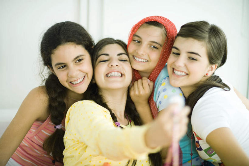 西方人,四个人,伙伴,朋友,坐,笑,微笑,露齿笑,横图,室内,白天,正面,友谊,沙发,帽子,欧洲,欧洲人,握,服装,墙,注视,休闲装,鼓励,墙壁,墙面,衣服,红色,观察,加油,看,靠,手势,握拳,休闲,休闲服,打气,握着,服饰,观看,察看,关注,鼓舞,友情,年轻女性,女人,女性,白种人,坐着,半身,彩图,皮沙发