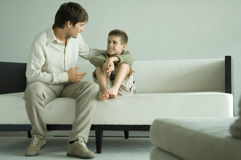 西方人,儿童,两个人,家庭,父亲,儿子,客厅,坐,笑,摸,说,微笑,横图,室内,白天,正面,纯洁,沙发,欧洲,欧洲人,服装,墙,注视,休闲装,墙壁,墙面,小孩,衣服,观察,看,转头,休闲,温暖,温馨,父子,一家人,休闲服,父爱,可爱,童年,童趣,服饰,观看,和睦,察看,起居室,关注,布艺沙发,童真,烂漫,无邪,客堂,交流,天真,男孩,男人,男性,年轻男性,白种人,孩子,年轻人,触摸,沟通,讲话,交谈,说话,谈话,坐着,彩图,全身,融洽,男生