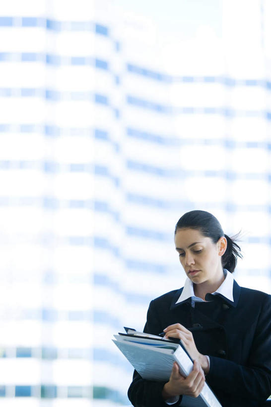 西方人,一个人,商务人士,商务女性,高楼大厦,站,竖图,室内,白天,仰视,大厦,建筑,摩天大楼,欧洲,欧洲人,仅一个年轻女性,仅一个女性,仅一个人,套装,朦胧,模糊,材料,档案,文件,拿,拿着,注视,资料,低头,观察,看,站着,观看,察看,关注,文档,商务装,工薪阶层,年轻女性,女人,女性,白种人,白领,上班族,站立,半身,彩图,低角度拍摄,大楼,高层建筑,高楼,摩天楼