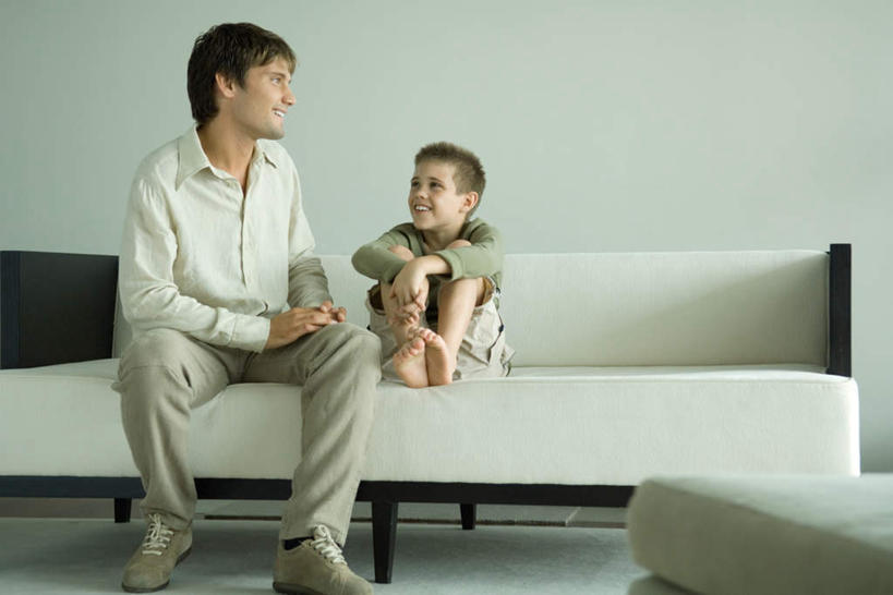 西方人,儿童,两个人,家庭,父亲,儿子,客厅,坐,笑,说,微笑,横图,室内,白天,正面,纯洁,沙发,欧洲,欧洲人,服装,瓷砖,地砖,墙,地面,注视,休闲装,墙壁,墙面,小孩,衣服,观察,看,转头,休闲,温暖,温馨,父子,一家人,休闲服,父爱,可爱,童年,童趣,服饰,观看,和睦,察看,起居室,关注,布艺沙发,童真,烂漫,无邪,客堂,交流,天真,男孩,男人,男性,年轻男性,白种人,孩子,年轻人,沟通,讲话,交谈,说话,抬头,谈话,仰头,坐着,彩图,全身,融洽,男生