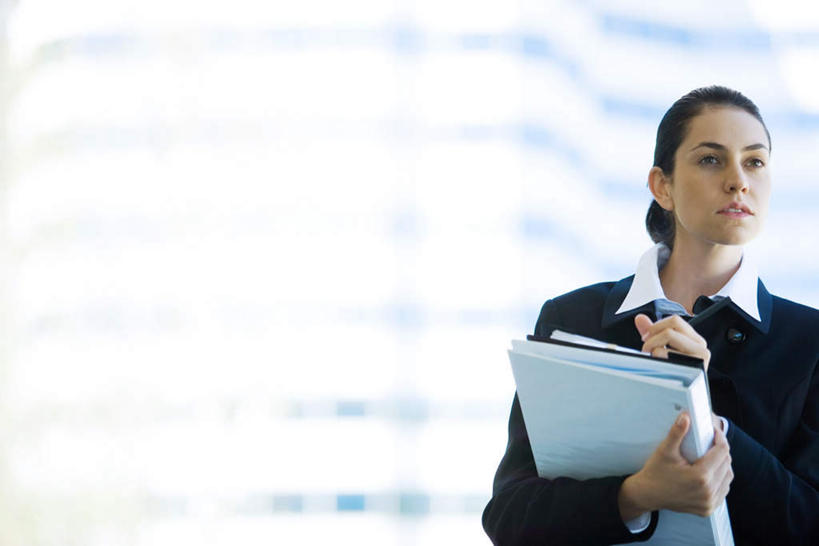 西方人,一个人,商务人士,商务女性,高楼大厦,站,横图,室内,白天,仰视,大厦,建筑,摩天大楼,欧洲,欧洲人,仅一个年轻女性,仅一个女性,仅一个人,套装,朦胧,模糊,文件,拿,拿着,注视,低头,观察,看,站着,观看,察看,关注,商务装,工薪阶层,年轻女性,女人,女性,白种人,白领,上班族,站立,半身,彩图,低角度拍摄,大楼,高层建筑,高楼,摩天楼