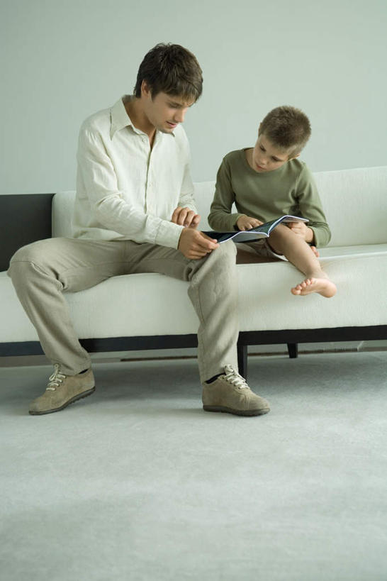 西方人,儿童,两个人,家庭,父亲,儿子,客厅,坐,笑,说,微笑,竖图,室内,白天,正面,纯洁,沙发,欧洲,欧洲人,服装,瓷砖,地砖,墙,地面,注视,休闲装,墙壁,墙面,小孩,衣服,低头,观察,看,转头,休闲,温暖,温馨,父子,一家人,休闲服,父爱,可爱,童年,童趣,服饰,观看,和睦,察看,起居室,关注,布艺沙发,童真,烂漫,无邪,客堂,交流,天真,男孩,男人,男性,年轻男性,白种人,孩子,年轻人,沟通,讲话,交谈,说话,谈话,坐着,彩图,全身,融洽,男生