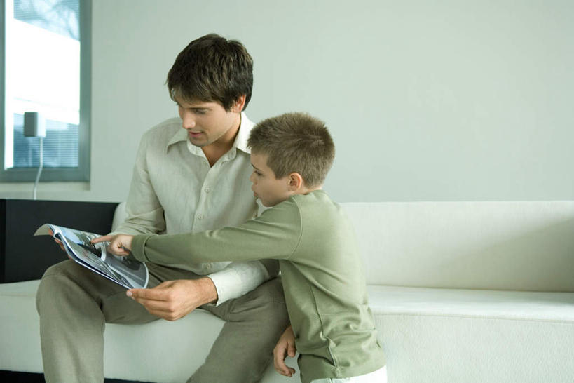 西方人,儿童,两个人,家庭,父亲,儿子,客厅,坐,横图,室内,白天,正面,纯洁,窗户,沙发,书籍,欧洲,欧洲人,指,服装,墙,拿,拿着,注视,休闲装,方向,玻璃窗,墙壁,墙面,小孩,衣服,观察,看,手势,休闲,温暖,温馨,父子,一家人,休闲服,父爱,可爱,童年,童趣,服饰,观看,和睦,察看,起居室,指向,关注,布艺沙发,童真,烂漫,无邪,客堂,天真,男孩,男人,男性,年轻男性,白种人,孩子,年轻人,书,图书,坐着,半身,彩图,融洽,男生