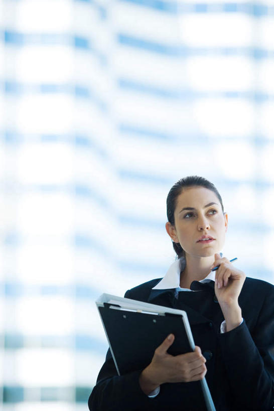 西方人,一个人,商务人士,商务女性,高楼大厦,站,竖图,室内,白天,仰视,大厦,建筑,摩天大楼,欧洲,欧洲人,仅一个年轻女性,仅一个女性,仅一个人,套装,朦胧,模糊,笔,材料,档案,文件,拿,拿着,注视,资料,低头,观察,看,站着,观看,察看,关注,文档,商务装,工薪阶层,年轻女性,女人,女性,白种人,白领,上班族,站立,半身,彩图,低角度拍摄,大楼,高层建筑,高楼,摩天楼