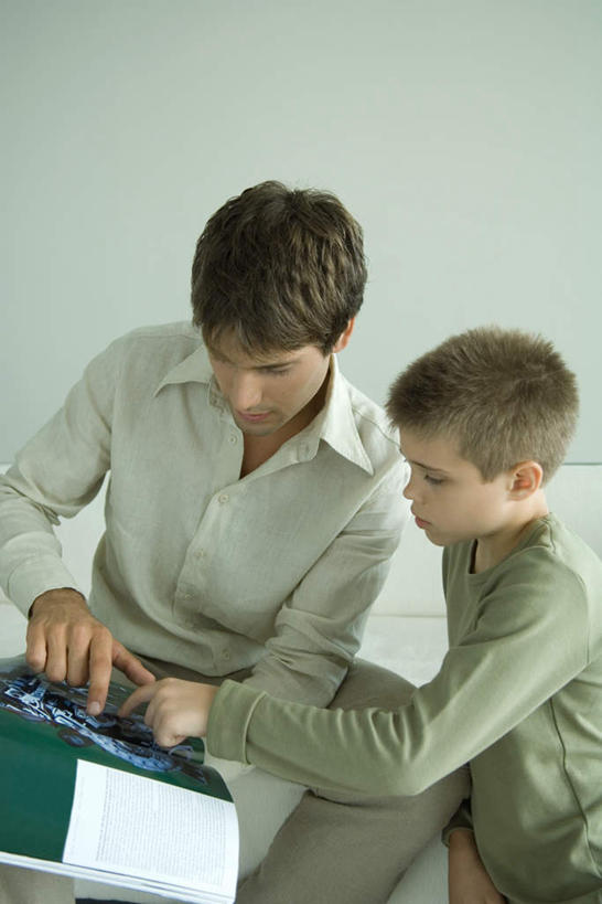 西方人,儿童,两个人,家庭,父亲,儿子,客厅,坐,竖图,俯视,室内,白天,纯洁,沙发,书籍,欧洲,欧洲人,指,服装,墙,拿,拿着,注视,休闲装,方向,墙壁,墙面,小孩,衣服,观察,看,手势,休闲,温暖,温馨,父子,一家人,休闲服,父爱,可爱,童年,童趣,服饰,观看,和睦,察看,起居室,指向,关注,布艺沙发,童真,烂漫,无邪,客堂,天真,男孩,男人,男性,年轻男性,白种人,孩子,年轻人,书,图书,坐着,半身,彩图,高角度拍摄,融洽,男生