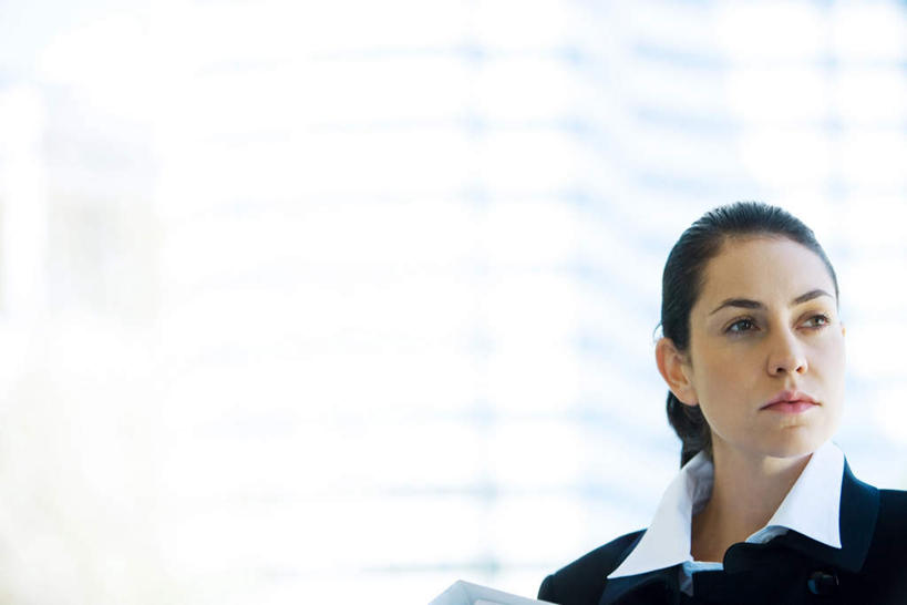 西方人,脸,头,脸颊,一个人,商务人士,商务女性,高楼大厦,站,横图,室内,特写,白天,仰视,大厦,建筑,摩天大楼,欧洲,欧洲人,仅一个年轻女性,仅一个女性,仅一个人,套装,朦胧,模糊,注视,观察,看,站着,观看,察看,关注,商务装,工薪阶层,年轻女性,女人,女性,白种人,头部,脸部,脸蛋,面部,白领,上班族,站立,半身,彩图,低角度拍摄,大楼,高层建筑,高楼,摩天楼