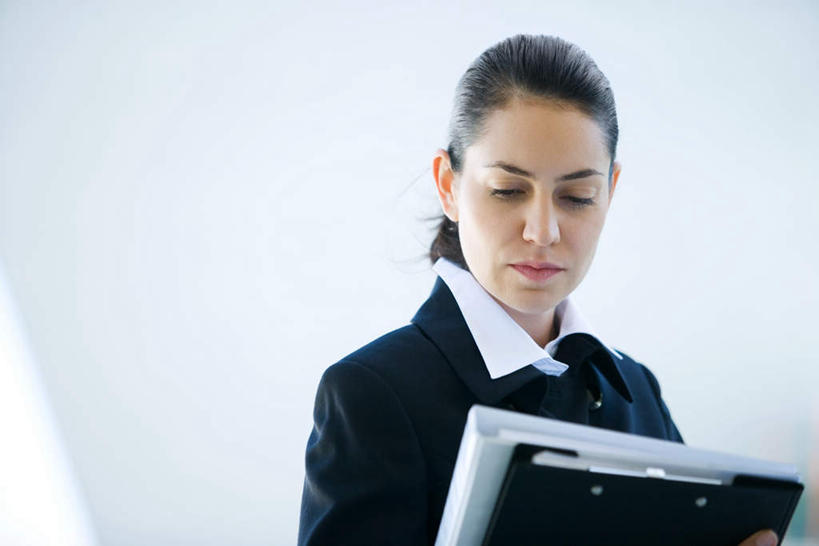 西方人,一个人,商务人士,商务女性,站,横图,室内,白天,正面,欧洲,欧洲人,仅一个年轻女性,仅一个女性,仅一个人,套装,材料,档案,文件,墙,注视,墙壁,墙面,资料,低头,观察,看,站着,观看,察看,关注,文档,商务装,工薪阶层,年轻女性,女人,女性,白种人,白领,上班族,站立,半身,彩图