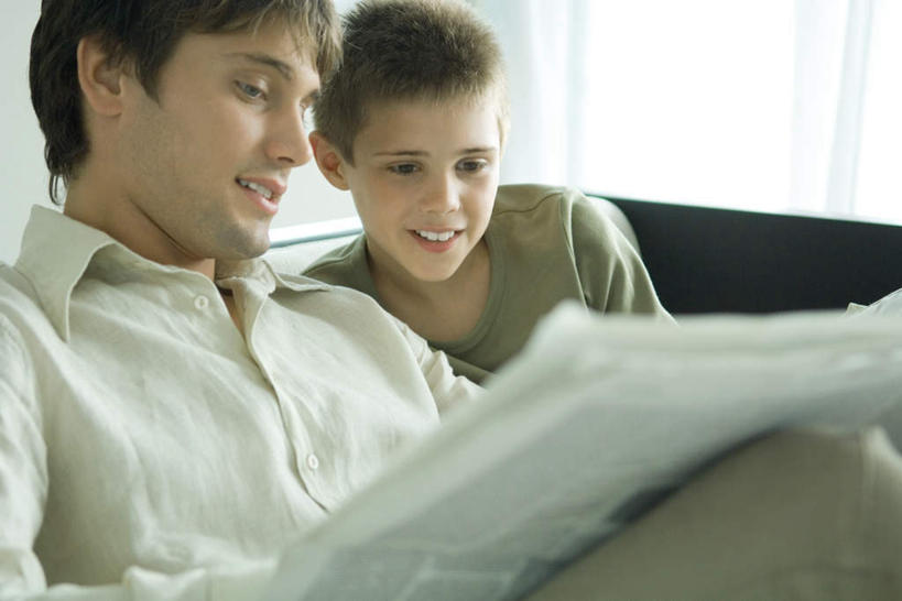 西方人,儿童,两个人,家庭,父亲,儿子,客厅,坐,笑,微笑,露齿笑,横图,俯视,室内,白天,阅读,纯洁,窗户,沙发,报纸,欧洲,欧洲人,学习,服装,墙,拿,拿着,注视,休闲装,玻璃窗,墙壁,墙面,小孩,衣服,观察,看,靠,休闲,温暖,温馨,父子,一家人,休闲服,父爱,可爱,童年,童趣,浏览,服饰,观看,和睦,察看,起居室,关注,布艺沙发,童真,烂漫,无邪,客堂,天真,男孩,男人,男性,年轻男性,白种人,孩子,年轻人,坐着,半身,彩图,高角度拍摄,融洽,男生