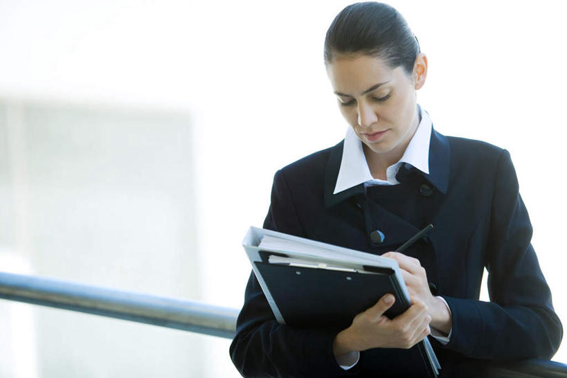 西方人,一个人,商务人士,商务女性,站,横图,室内,白天,正面,欧洲,欧洲人,仅一个年轻女性,仅一个女性,仅一个人,写,套装,笔,材料,档案,文件,墙,注视,墙壁,墙面,资料,低头,观察,看,站着,观看,察看,关注,文档,商务装,工薪阶层,年轻女性,女人,女性,白种人,白领,上班族,站立,半身,彩图