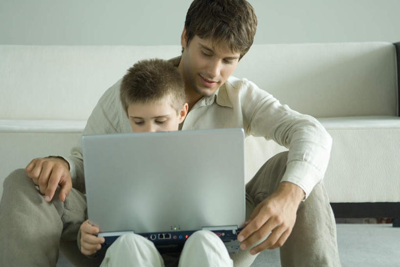 西方人,儿童,两个人,家庭,父亲,儿子,笑,微笑,露齿笑,横图,室内,白天,正面,纯洁,电脑,笔记本电脑,欧洲,欧洲人,服装,墙,拿,拿着,休闲装,通讯设备,墙壁,墙面,小孩,衣服,低头,看,靠,休闲,温暖,温馨,父子,一家人,休闲服,父爱,可爱,童年,童趣,服饰,一台,和睦,操作,布艺沙发,便携式电脑,童真,烂漫,无邪,天真,手提电脑,男孩,男人,男性,年轻男性,白种人,孩子,年轻人,半身,彩图,融洽,男生