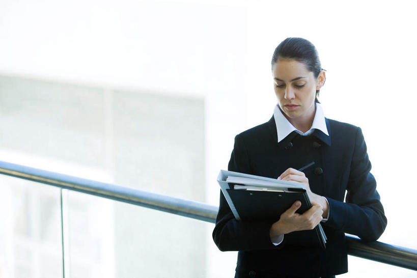 西方人,一个人,商务人士,商务女性,栏杆,站,横图,俯视,室内,白天,欧洲,欧洲人,仅一个年轻女性,仅一个女性,仅一个人,写,套装,笔,材料,档案,文件,栅栏,围栏,注视,护栏,资料,低头,观察,看,站着,观看,察看,关注,文档,商务装,工薪阶层,年轻女性,女人,女性,白种人,白领,上班族,站立,半身,彩图,高角度拍摄