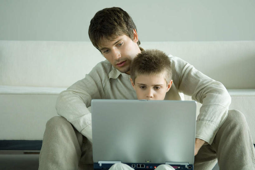 西方人,儿童,两个人,家庭,父亲,儿子,笑,微笑,露齿笑,横图,室内,白天,正面,纯洁,电脑,笔记本电脑,欧洲,欧洲人,服装,墙,拿,拿着,休闲装,通讯设备,墙壁,墙面,小孩,衣服,看,靠,休闲,温暖,温馨,父子,一家人,休闲服,父爱,可爱,童年,童趣,服饰,一台,和睦,操作,布艺沙发,便携式电脑,童真,烂漫,无邪,天真,手提电脑,男孩,男人,男性,年轻男性,白种人,孩子,年轻人,半身,彩图,融洽,男生