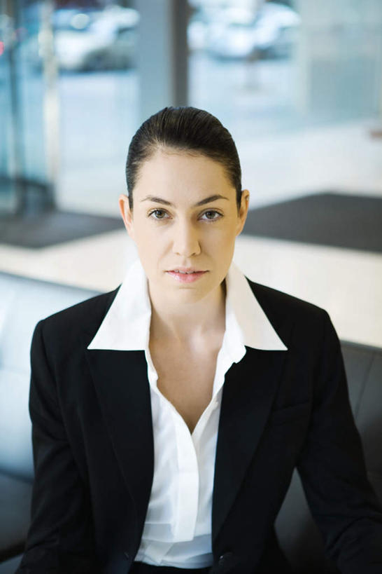 西方人,一个人,商务人士,商务女性,坐,竖图,俯视,室内,白天,窗户,门,沙发,欧洲,欧洲人,仅一个年轻女性,仅一个女性,仅一个人,套装,瓷砖,地砖,地面,注视,玻璃窗,门框,观察,看,观看,察看,关注,商务装,工薪阶层,年轻女性,女人,女性,白种人,白领,上班族,坐着,半身,彩图,高角度拍摄,皮沙发