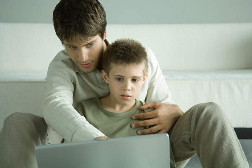 西方人,儿童,两个人,家庭,父亲,儿子,笑,微笑,露齿笑,横图,室内,白天,正面,纯洁,电脑,笔记本电脑,欧洲,欧洲人,指,服装,墙,拿,拿着,休闲装,方向,通讯设备,墙壁,墙面,小孩,衣服,看,靠,手势,休闲,温暖,温馨,父子,一家人,休闲服,父爱,可爱,童年,童趣,服饰,一台,和睦,操作,指向,布艺沙发,便携式电脑,童真,烂漫,无邪,天真,手提电脑,男孩,男人,男性,年轻男性,白种人,孩子,年轻人,半身,彩图,融洽,男生