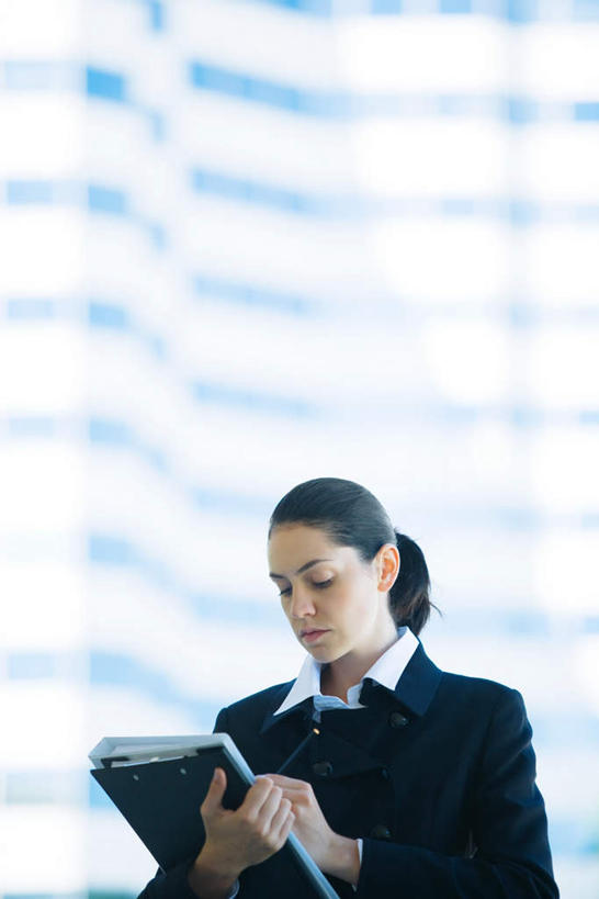 西方人,一个人,商务人士,商务女性,高楼大厦,站,竖图,室内,白天,仰视,大厦,建筑,摩天大楼,欧洲,欧洲人,仅一个年轻女性,仅一个女性,仅一个人,写,套装,朦胧,模糊,笔,材料,档案,文件,拿,拿着,注视,资料,低头,观察,看,站着,观看,察看,关注,文档,商务装,工薪阶层,年轻女性,女人,女性,白种人,白领,上班族,站立,半身,彩图,低角度拍摄,大楼,高层建筑,高楼,摩天楼