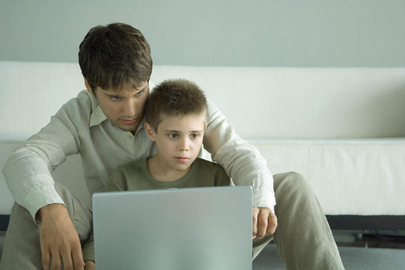 西方人,儿童,两个人,家庭,父亲,儿子,笑,微笑,露齿笑,横图,室内,白天,正面,纯洁,电脑,笔记本电脑,欧洲,欧洲人,服装,墙,拿,拿着,休闲装,通讯设备,墙壁,墙面,小孩,衣服,看,靠,休闲,温暖,温馨,父子,一家人,休闲服,父爱,可爱,童年,童趣,服饰,一台,和睦,操作,布艺沙发,便携式电脑,童真,烂漫,无邪,天真,手提电脑,男孩,男人,男性,年轻男性,白种人,孩子,年轻人,半身,彩图,融洽,男生