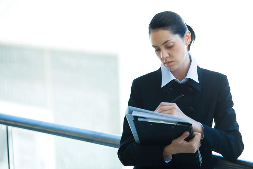 西方人,一个人,商务人士,商务女性,栏杆,站,横图,室内,白天,正面,欧洲,欧洲人,仅一个年轻女性,仅一个女性,仅一个人,写,套装,笔,材料,档案,文件,围栏,注视,护栏,资料,低头,观察,看,站着,观看,察看,关注,文档,商务装,工薪阶层,年轻女性,女人,女性,白种人,白领,上班族,站立,半身,彩图