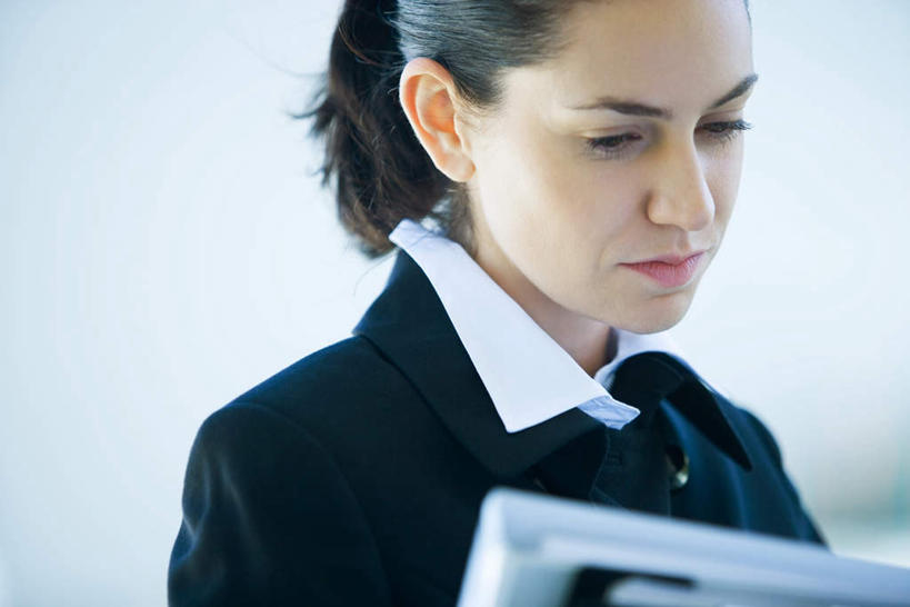 西方人,脸,头,脸颊,一个人,商务人士,商务女性,站,横图,室内,特写,白天,正面,欧洲,欧洲人,仅一个年轻女性,仅一个女性,仅一个人,套装,材料,档案,文件,注视,资料,低头,观察,看,站着,观看,察看,关注,文档,商务装,工薪阶层,年轻女性,女人,女性,白种人,头部,脸部,脸蛋,面部,白领,上班族,站立,半身,彩图