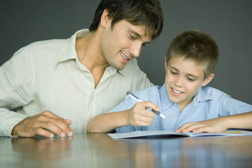 西方人,儿童,两个人,家庭,父亲,儿子,坐,横图,室内,白天,正面,纯洁,桌子,书籍,欧洲,欧洲人,写,服装,笔,墙,注视,休闲装,书桌,墙壁,墙面,小孩,衣服,课桌,低头,观察,看,休闲,温暖,温馨,父子,一家人,休闲服,父爱,可爱,童年,童趣,服饰,观看,和睦,察看,关注,童真,烂漫,无邪,天真,男孩,男人,男性,年轻男性,白种人,孩子,年轻人,书,图书,坐着,半身,彩图,融洽,男生