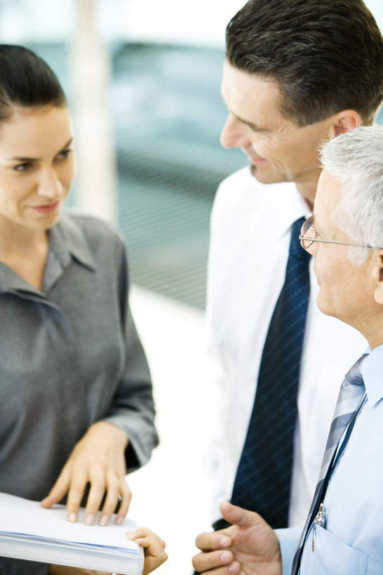 西方人,背部,三个人,同事,商务人士,商务男性,商务女性,站,竖图,俯视,室内,白天,衬衫,成功,合作,团队,集体,信心,窗户,欧洲,欧洲人,套装,朦胧,模糊,材料,档案,文件,注视,队伍,玻璃窗,资料,观察,看,站着,观看,察看,领导,成就,关注,文档,商务装,合伙,领袖,工薪阶层,男人,男性,年轻男性,年轻女性,女人,女性,白种人,白领,上班族,站立,半身,彩图,高角度拍摄,衬衣