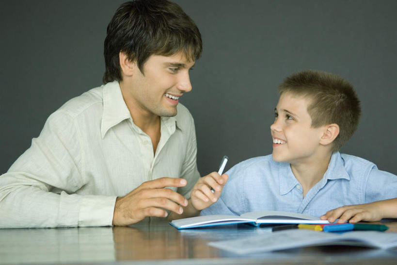 西方人,儿童,两个人,家庭,父亲,儿子,坐,笑,微笑,露齿笑,横图,室内,白天,正面,纯洁,桌子,书籍,欧洲,欧洲人,许多,写,指,服装,笔,墙,注视,休闲装,方向,书桌,墙壁,墙面,小孩,衣服,课桌,观察,看,手势,转头,休闲,温暖,温馨,父子,一家人,休闲服,父爱,可爱,童年,童趣,服饰,观看,和睦,察看,指向,关注,童真,烂漫,无邪,天真,男孩,男人,男性,年轻男性,白种人,孩子,年轻人,书,图书,抬头,仰头,坐着,半身,彩图,融洽,男生