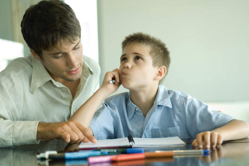 西方人,儿童,两个人,家庭,父亲,儿子,坐,横图,室内,白天,仰视,纯洁,桌子,书籍,欧洲,欧洲人,许多,服装,笔,墙,注视,休闲装,书桌,墙壁,墙面,小孩,衣服,课桌,观察,看,休闲,思考,温暖,温馨,父子,一家人,休闲服,父爱,可爱,童年,童趣,服饰,观看,和睦,察看,关注,童真,烂漫,无邪,天真,男孩,男人,男性,年轻男性,白种人,孩子,年轻人,书,图书,抬头,仰头,坐着,半身,彩图,低角度拍摄,融洽,男生