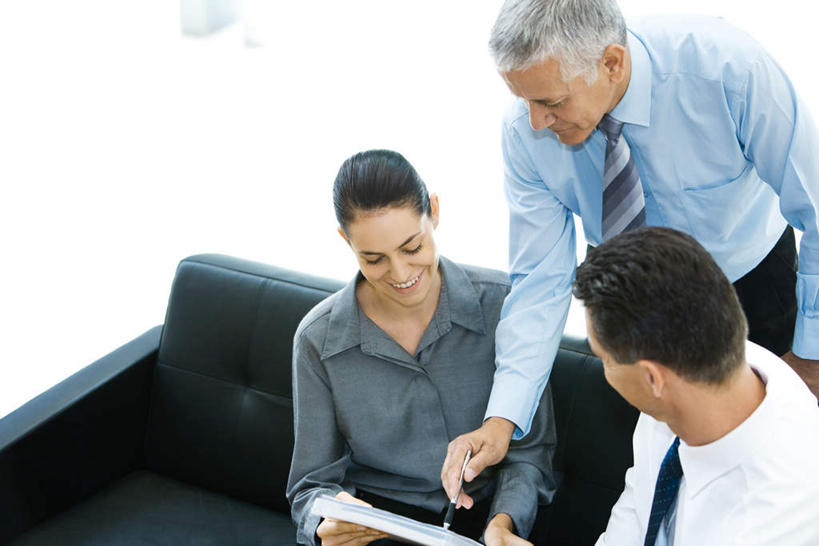 西方人,背部,三个人,同事,商务人士,商务男性,商务女性,站,笑,微笑,露齿笑,横图,俯视,室内,白天,衬衫,成功,合作,团队,集体,信心,窗户,沙发,欧洲,欧洲人,套装,朦胧,模糊,材料,档案,文件,注视,队伍,玻璃窗,资料,观察,看,站着,观看,察看,领导,成就,关注,文档,商务装,合伙,领袖,工薪阶层,老年男性,男人,男性,年轻男性,年轻女性,女人,女性,白种人,白领,上班族,站立,半身,彩图,高角度拍摄,衬衣,皮沙发