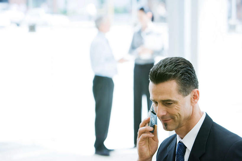 西方人,背部,三个人,同事,商务人士,商务男性,商务女性,站,说,打电话,横图,俯视,室内,白天,衬衫,成功,合作,团队,集体,信心,窗户,电话,手机,欧洲,欧洲人,套装,朦胧,模糊,听,注视,队伍,玻璃窗,观察,看,站着,观看,一台,察看,领导,成就,关注,商务装,合伙,领袖,工薪阶层,交流,男人,男性,年轻男性,年轻女性,女人,女性,白种人,白领,上班族,沟通,讲话,交谈,说话,谈话,通话,站立,半身,彩图,高角度拍摄,衬衣