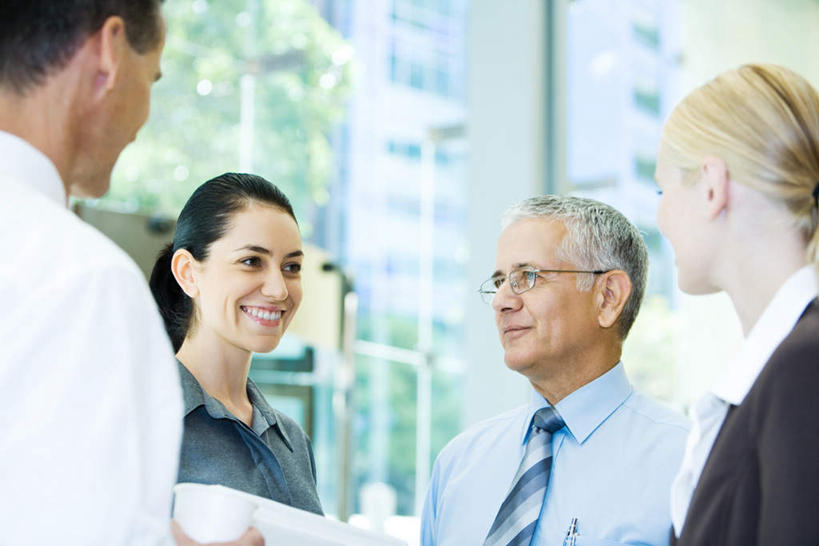 西方人,背部,四个人,同事,商务人士,商务男性,商务女性,站,笑,微笑,露齿笑,横图,室内,白天,仰视,衬衫,成功,合作,团队,集体,信心,植物,窗户,欧洲,欧洲人,套装,朦胧,模糊,注视,队伍,玻璃窗,相视,树,树木,绿色,自然,观察,看,站着,面对面,生长,成长,观看,对视,察看,领导,成就,关注,相对,商务装,合伙,领袖,工薪阶层,相看,男人,男性,年轻男性,年轻女性,女人,女性,白种人,白领,上班族,站立,半身,彩图,低角度拍摄,衬衣