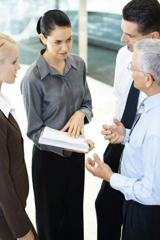 西方人,背部,四个人,同事,商务人士,商务男性,商务女性,站,笑,微笑,露齿笑,竖图,俯视,室内,白天,衬衫,成功,合作,团队,集体,信心,门,欧洲,欧洲人,套装,朦胧,模糊,材料,档案,文件,注视,队伍,相视,资料,门框,观察,看,站着,面对面,观看,对视,察看,领导,成就,关注,文档,相对,商务装,合伙,领袖,工薪阶层,相看,老年男性,男人,男性,年轻男性,年轻女性,女人,女性,白种人,白领,上班族,站立,半身,彩图,高角度拍摄,衬衣